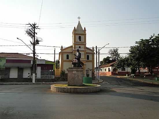 CAPELA DO ALTO-SP-MONUMENTO EM FRENTE  IGREJA-FOTO:MARCOS PAULO OLIVEIR - CAPELA DO ALTO - SP