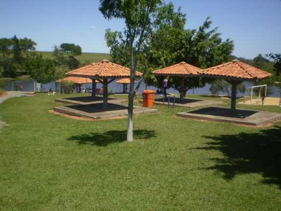 QUIOSQUES E LAGO DO CLUBE MUNICIPAL DE CERQUILHO., POR AGOSTINHO GOUVEIA - CERQUILHO - SP