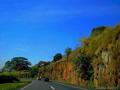 DESCIDA DA SERRA DE CORUMBAT POR LUCIANO RIZZIERI  - CORUMBATA - SP