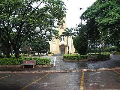 PRAA E IGREJA-FOTO:MARCOSRODRIGUES  - COSMORAMA - SP