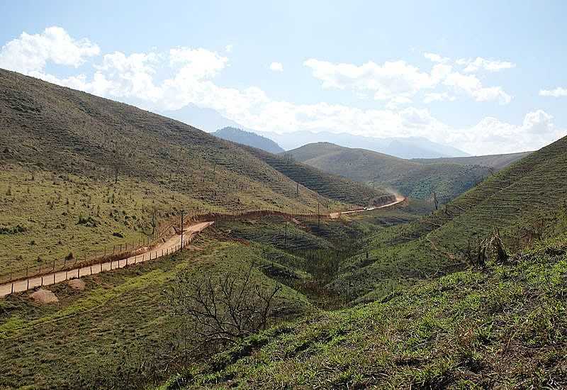 CRUZEIRO-SP-ESTRADA ENTRE MONTANHAS-FOTO:KASLLER - CRUZEIRO - SP