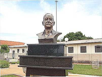 BUSTO DE NILTON TSUTOMU POR JMER - CUIAB PAULISTA - SP