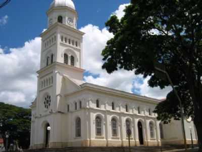 IGREJA MATRIZ VISTA LATERAL, POR LUIS CARLOS DA CRUZ - DOIS CRREGOS - SP