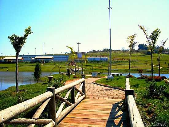 DUARTINA-SP-PASSARELAS NO LAGO DO ECO-PARQUE CIRO SIMO-FOTO:LUCIANO RIZZIERI  - DUARTINA - SP