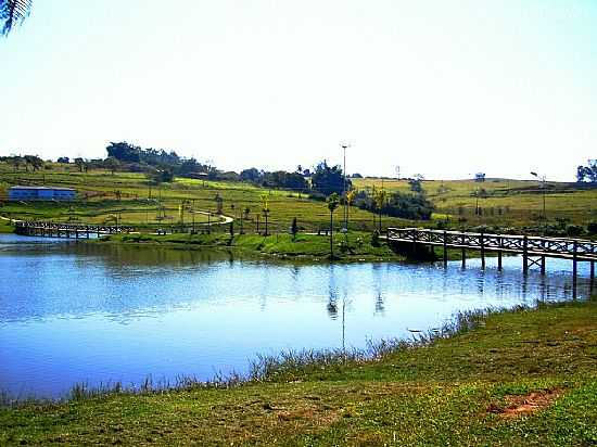 DUARTINA-SP-PASSARELAS NO LAGO DO ECO-PARQUE CIRO SIMO-FOTO:LUCIANO RIZZIERI - DUARTINA - SP