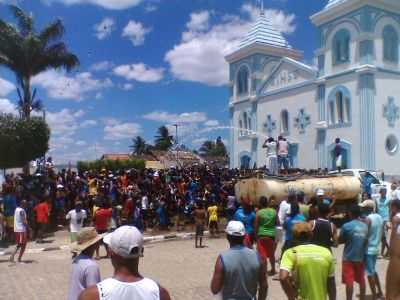 LAVAGEM DAS ESCADARIAS DA IGREJA, NA FESTA DO PADROEIRO., POR MARI - PEDRO - BA