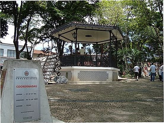 CORETO NA PRAA CENTRAL DE EMBU DAS ARTES-SP-FOTO:URIAS E. TAKATOHI - EMBU DAS ARTES - SP