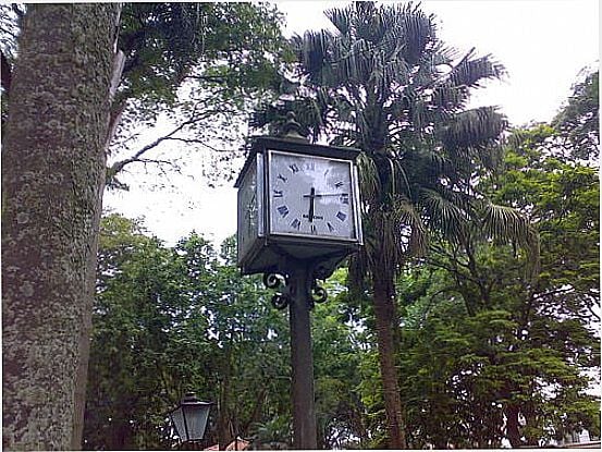 RELGIO NA PRAA DE EMBU DAS ARTES-SP-FOTO:MARINA PIZARRO - EMBU DAS ARTES - SP