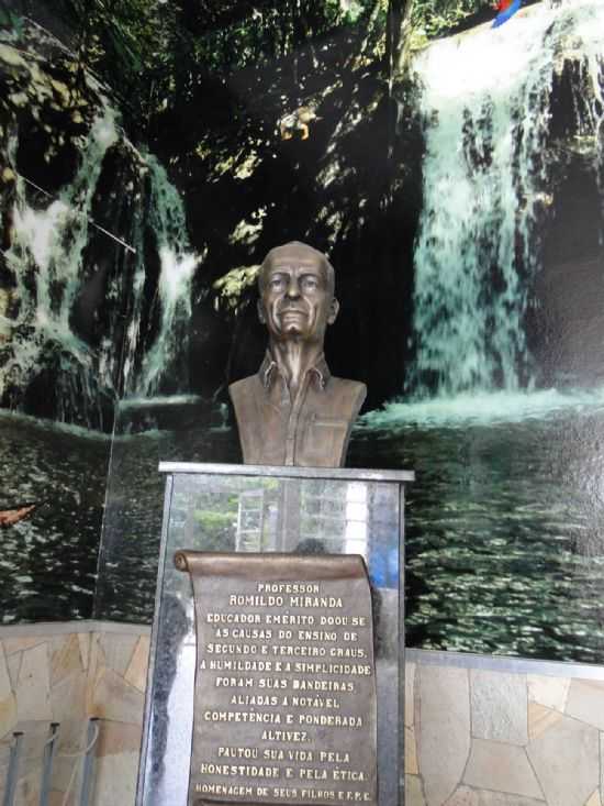 E. S. PINHAL, SP, BR - BUSTO PROFESSOR ROMILDO MIRANDA, POR ROSPO MATTINIERO DI MEOLO - ESPRITO SANTO DO PINHAL - SP