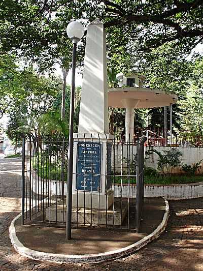 PRAA 9 DE JULHO - MONUMENTO EM HOMENAGEM AOS PRACINHAS FARTURENSES. - FARTURA - SP