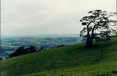 VISO DA CIDADE SOBRE UMA DE SUAS SERRAS. - FARTURA - SP