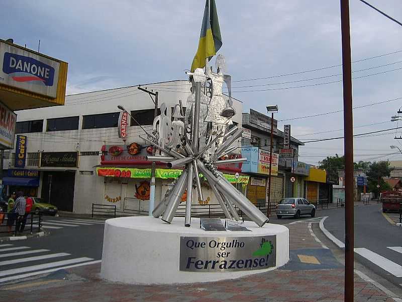 FERRAZ DE VASCONCELOS-SP-MONUMENTO NA AV.XV DE NOVEMBRO-FOTO:VITOR J. QUARELO - FERRAZ DE VASCONCELOS - SP