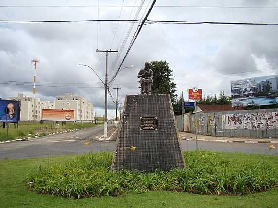 FRANCA-SP-ESTTUA EM HOMENAGEM AO SAPATEIRO FRANCANO NA AV.DOS SAPATEIROS-FOTO:ALEXANDRE BONACINI - FRANCA - SP