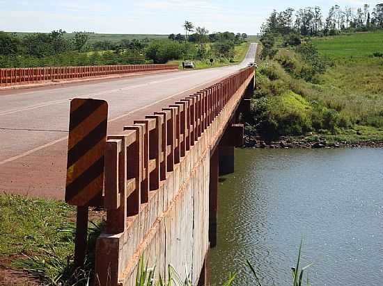 GARDNIA-SP-PONTE SOBRE O RIO PARANAPANEMA-FOTO:NETTO MONTEIRO - GARDNIA - SP