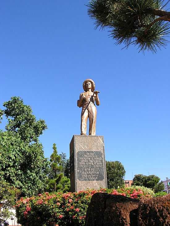 GUARA-SP-MONUMENTO AO IMIGRANTE JAPONS NA PRAA SO SEBASTIO-FOTO:RICO CHRISTMANN - GUARA - SP