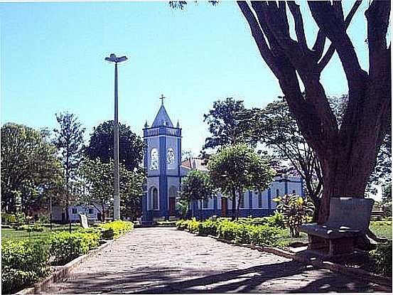 IGREJA E LARGO DO ROSRIO-FOTO:VANILDINHO - GUARACI - SP