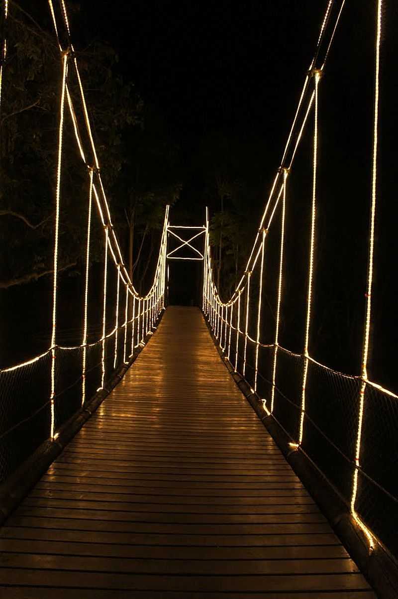 GUARAREMA-SP-PASSARELA COM ILUMINAO NATALINOS-FOTO:ERNANDES C SANTOS - GUARAREMA - SP
