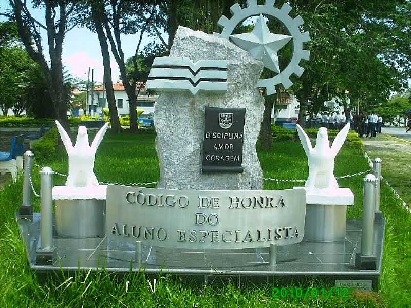 GUARATINGUET-SP-MONUMENTO NO CENTRO DE TREINAMENTO DA AERONUTICA-FOTO:LINDINHA RODRIGUES  - GUARATINGUET - SP