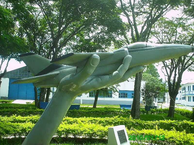 GUARATINGUET-SP-MONUMENTO NO CENTRO DE TREINAMENTO DA AERONUTICA-FOTO:LINDINHA RODRIGUES - GUARATINGUET - SP