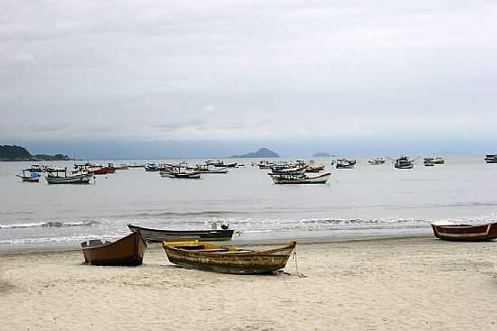 GUARUJ-SP-BARCOS NA PRAIA DE PEREQU-FOTO:BEATRIZ BARRETO TANE - GUARUJ - SP