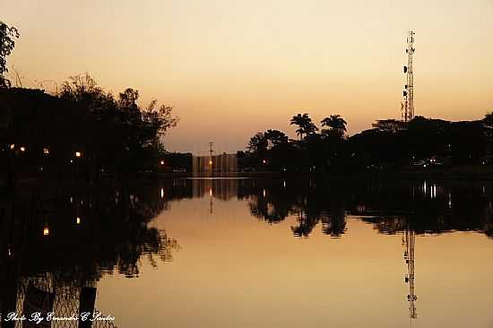 FOTO NOTURNA DE LAGO EM HOLAMBRA-SP-FOTO:ERNANDES C SANTOS - HOLAMBRA - SP