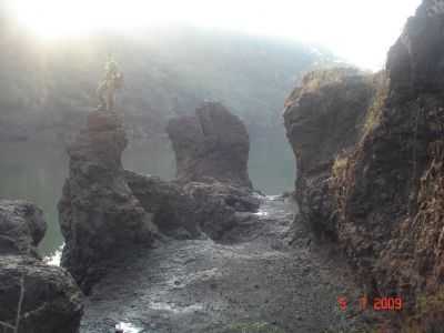 ESCULTURA DE PEDRAS NA BARRINHA, ICM/SP., POR DILSON LEAL LUCAS - ICM - SP