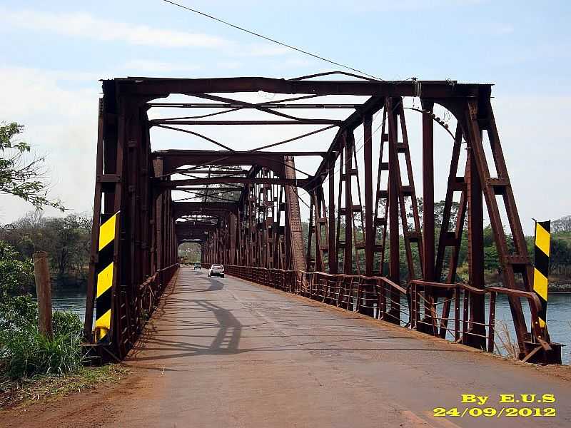 IGARAPAVA-SP-PONTE DE ESTRUTURA DE FERRO SOBRE O RIO GRANDE-FOTO:EUS - IGARAPAVA - SP