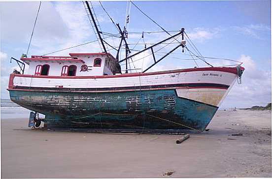 BARCO ENCALHADO, POR MARCOS CORREIA - ILHA COMPRIDA - SP
