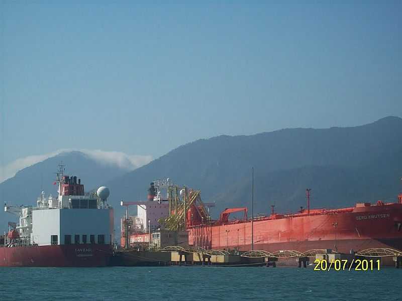 ILHABELA-SP-NAVIO PETROLEIRO FUNDEADO NO CANAL-FOTO:JOSUE MARINHO - ILHABELA - SP