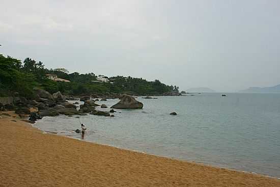 PRAIA GRANDE EM ILHABELA-SP-FOTO:PATYPECEGUINIVIANA - ILHABELA - SP