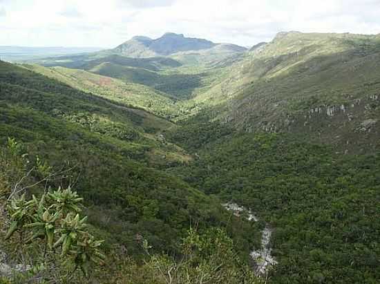 VISTA DA REGIO E O MONTE SANTA CRUZ AO FUNDO EM PINDOBAU-BA-FOTO:ANTONIO MACEDO ROCHA - PINDOBAU - BA