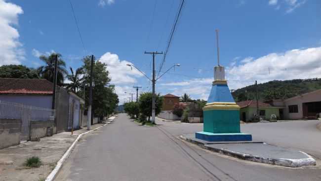 AVENIDA COM O MARCO DA FUNDAO DA CIDADE ITAOCA - SP, POR CELSO VICK - ITACA - SP