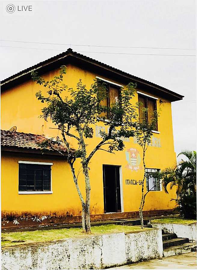 ANTIGO GRUPO ESCOLAR PROF. ELIAS LAGES DE MAGALHES, ONDE HOJE FUNCIONA A DELEGACIA DA CIDADE., POR PAULA BORGO - ITACA - SP