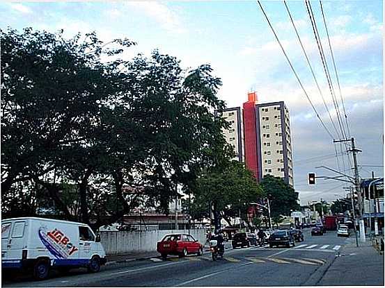 AVENIDA CENTRAL EM ITAPEVI-SP-FOTO:MAURO LUIZ BENEDITO  - ITAPEVI - SP