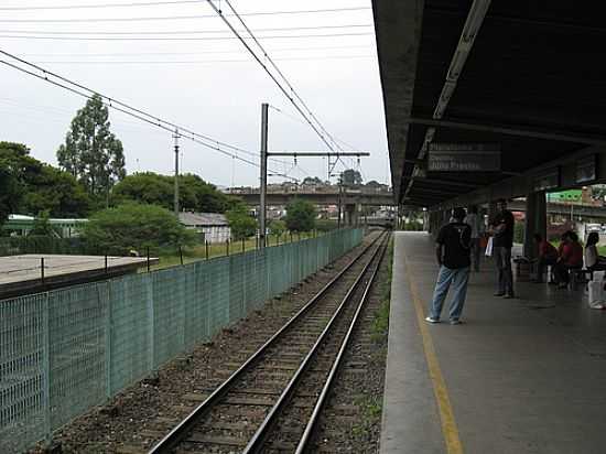 PLATAFORMA DA ESTAO FERROVIRIA DE  ITAPEVI-SP-FOTO:ADILSON.BALL - ITAPEVI - SP