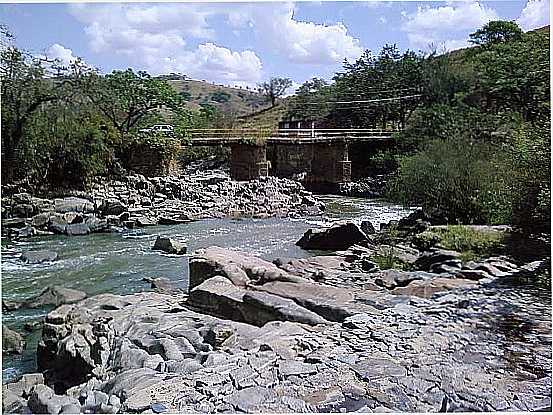 ITAPIRA-SP-PONTE SOBRE O RIO DO PEIXE NO BAIRRO PONTE NOVA-FOTO:J OLIVEIRA - ITAPIRA - SP