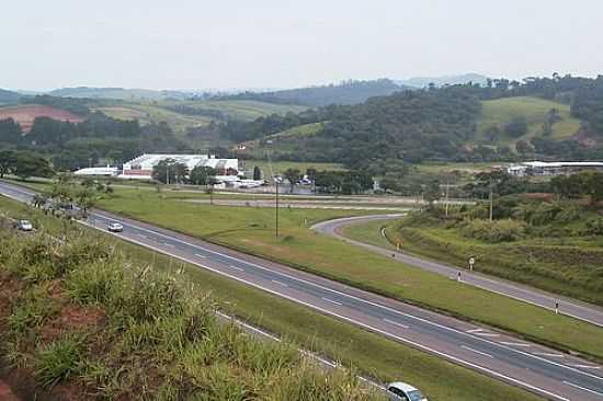 TREVO NA RODOVIA DOM PEDRO EM ITATIBA-SP-FOTO:RICARDOHOSSOE - ITATIBA - SP