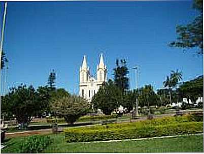 PRAA E IGREJA MATRIZ-FOTO:ALEXANDRE BONACINI - ITIRAPU - SP