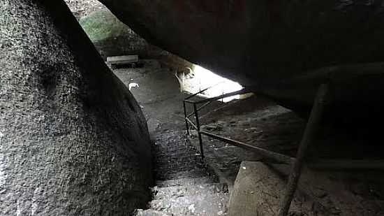 INTERIOR DA GRUTA ESCALADA DA GLRIA NA ESTRADA PARQUE EM ITU-SP-FOTO:MARCELO BROLO - ITU - SP