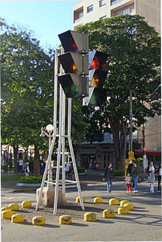 ITU-SP-SEMFORO GIGANTE NA PRAA DA MATRIZ-FOTO:WIKIPDIA. - ITU - SP