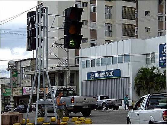 SEMFORO GIGANTE NO CENTRO DE ITU-SP-FOTO:CAIO GRACO MACHADO - ITU - SP