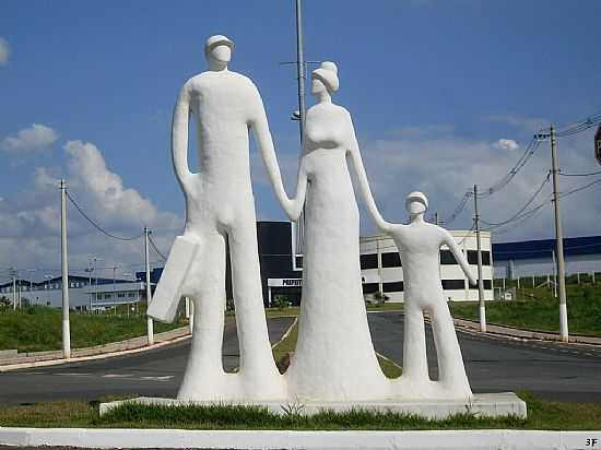 MONUMENTOIMIGRANTES EM ITUPEVA-SP-FOTO:FERNANDO FRANCISCON - ITUPEVA - SP