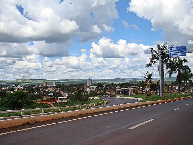 ITUVERAVA-SP-AV.DR.PAULO BORGES DE OLIVEIRA NA ENTRADA DA CIDADE-FOTO:ALEXANDRE BONACINI - ITUVERAVA - SP