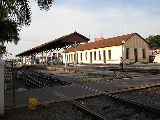 ANTIGA ESTAO FERROVIRIA DE JACARE-FOTO:LEONIR ANGELO LUNARD - JACARE - SP