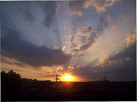 ENTARDECER EM JACARE-SP-FOTO:GLUCIO ALMEIDA - JACARE - SP