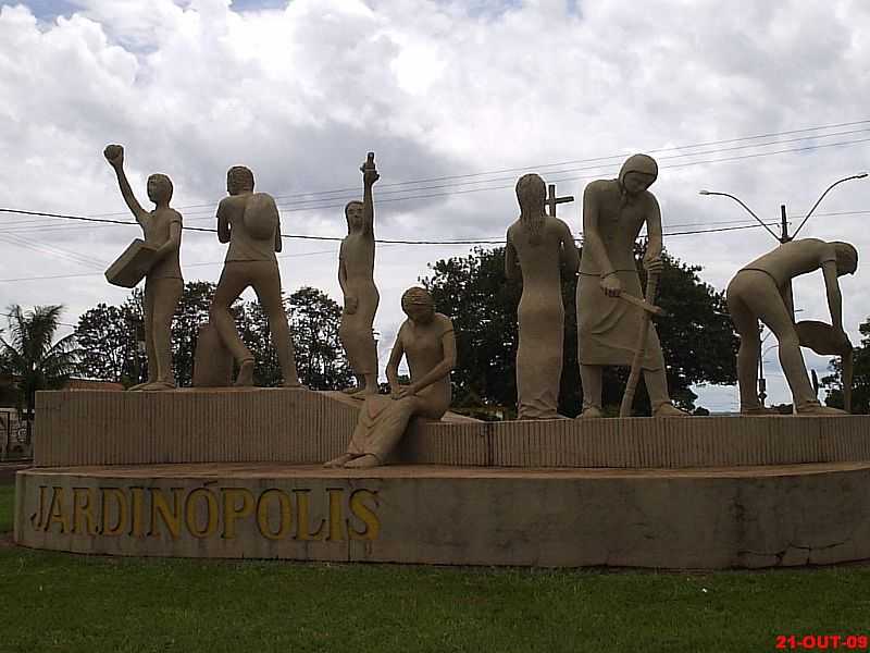 JARDINPOLIS-SP-ESCULTURAS FEITAS POR ADLIO SARRO SOBRINHO NA ENTRADA DA CIDADE-FOTO:MARCO AURLIO ESPARZA - JARDINPOLIS - SP