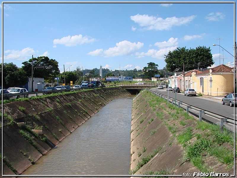 JUNDIA-SP-CANAL NO CENTRO DA CIDADE-FOTO:FBIO BARROS  - JUNDIA - SP