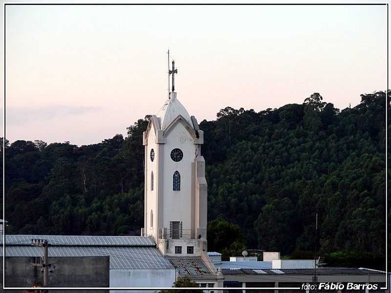 JUNDIA-SP-TORRE DA IGREJA DE SANTA TERESINHA-FOTO:FBIO BARROS - JUNDIA - SP