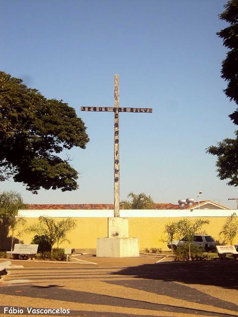 JUNQUEIRPOLIS-SP-CRUZEIRO NA PRAA DA MATRIZ DE SANTO ANTNIO-FOTO:FABIO VASCONCELOS - JUNQUEIRPOLIS - SP