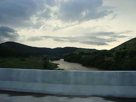 LAVRINHAS-SP-PONTE SOBRE O RIO PARABA DO SUL-FOTO:PAULO ANTUNES JR - LAVRINHAS - SP